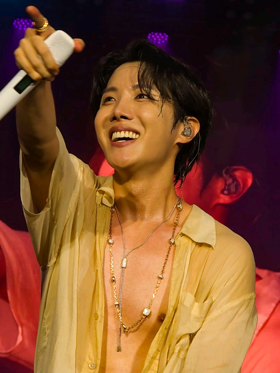 When @hobipower saw the purple hearts 🥹💜 #Lollapaloozaberlin #jhope #bts #army #sweetdreams  #fyp 