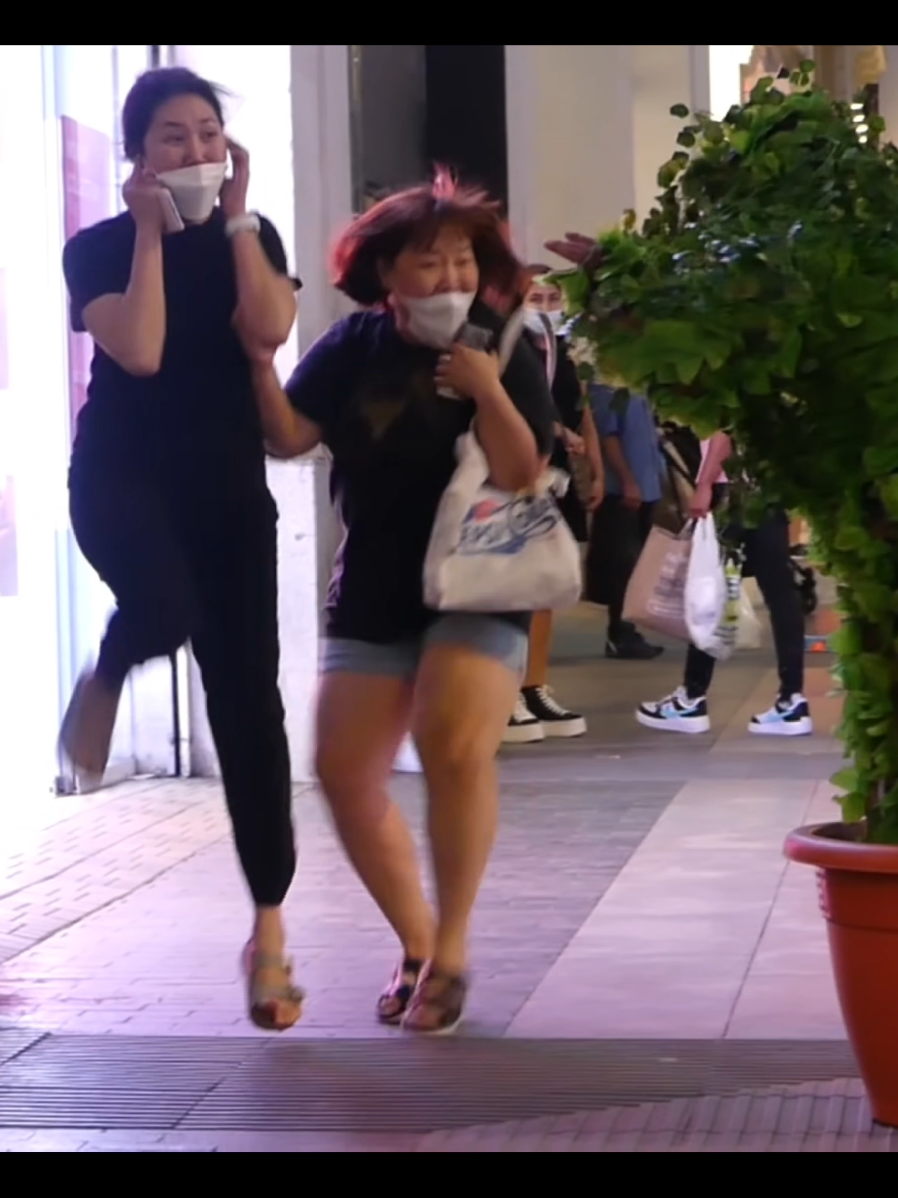 ellas se dieron el susto de sus vidas 😂  bushman prank 