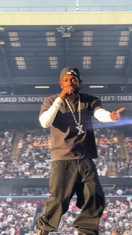 why was he looking at me when he said ‘hate the way that you walk’… have we got beef @Kendrick Lamar  #gnxtour2025 #kendricklamar #grandnationaltour #sza #birmingham #concerts #grandnationaltour2025 #gnxtour #euphoria #villapark #fyp #xyzabc 