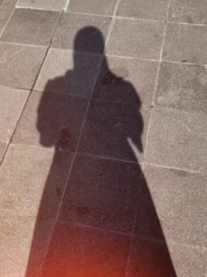 . #shadow #bayangan #walking #hijabers #ukhtibercadar #muslimah #indonesiangirl #foryou #fyp #foryoupage #sadvibes #haarehaare #bollywoodsong #laguindia 