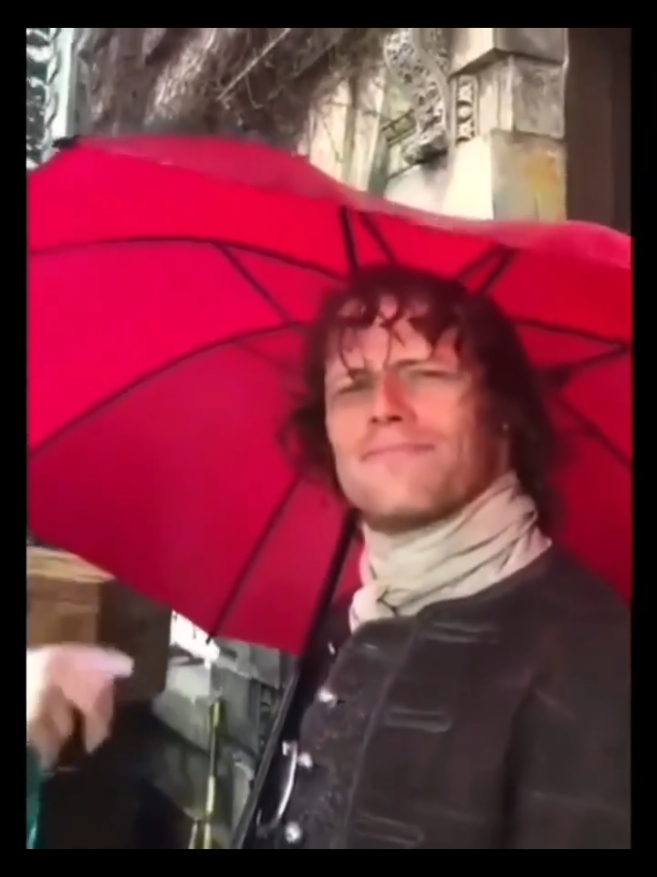 Gravações de Outlander em um dia chuvoso na Escócia #Outlander #jamieandclaire #samheughan #caitrionabalfe #outlanderfans #outlandertiktok #fyppp 