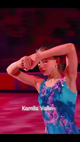 Kamila Valieva interpretó “Exogenesis: Symphony Part 3 – Redemption”, de Muse, como su programa libre durante la temporada 2019–2020 cuando compitió en nivel júnior 
 🎵 Música
 Compuesta por Matt Bellamy, parte de la obra épica de Muse Exogenesis: Symphony, una sinfonía dividida en tres movimientos. V.1 “Overture”, V.2 “Cross‑Pollination” y V.3 “Redemption”; Valieva patinó sobre la Parte 3: Redemption, con una duración de unos 4 min 37 s  .
 ⛸ Temporada y competición
 Usó el programa en la temporada 2019‑2020, debutando en competiciones júnior como la JGP de Francia, Copa JGP Final y el Campeonato Júnior de Rusia, finalmente ganando el Campeonato Mundial Júnior 2020 con él  .
 🤸‍♂️ Coreografía y equipo técnico
 Coreografiado por Daniil Gleikhengauz, bajo la dirección de Eteri Tutberidze  .
 Vestuario diseñado por Milena Bobkova: un elegante diseño en tonos azul y morado con detalles asimétricos  .
 🧠 Recepción y estilo
 El programa fue elogiado por su musicalidad y fluidez, con énfasis en fuerzas dramáticas, espirales y transiciones que resaltaban movimientos sofisticados  .
 📅 Cronología destacada
 Abril 2020: Campeonato Mundial Júnior – conquistar el oro con este programa.
 Abril 2, 2021: Exhibición en Kazán (probablemente no competitivo)  .
 Diciembre 2020: Gala de exhibición en Cheliábinsk durante el Campeonato de Rusia  .
 📌 Resumen rápido
 Elemento	Detalles
 Música	Muse – Exogenesis: Symphony Part 3 “Redemption” (~4:37)
 Coreografía	Daniil Gleikhengauz (Grupo Tutberidze)
 Vestuario	Milena Bobkova – azul/morado con detalles asimétricos
 Temporada	2019–2020 (nivel júnior) – Mundial Júnior 2020
 Estilo	Dramático, musical, fluido, con transiciones elegantes #камилавалиева #figureskating #patinajeartistico #фигурноекатание 