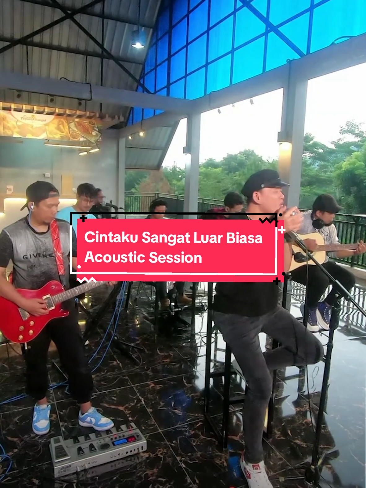 Sebesar apapun cinta yang kupunya, aku sadar, itu tak akan cukup buatmu! #cintakusangatluarbiasa #acousticsession #akustik #dadali #ascadamusik 