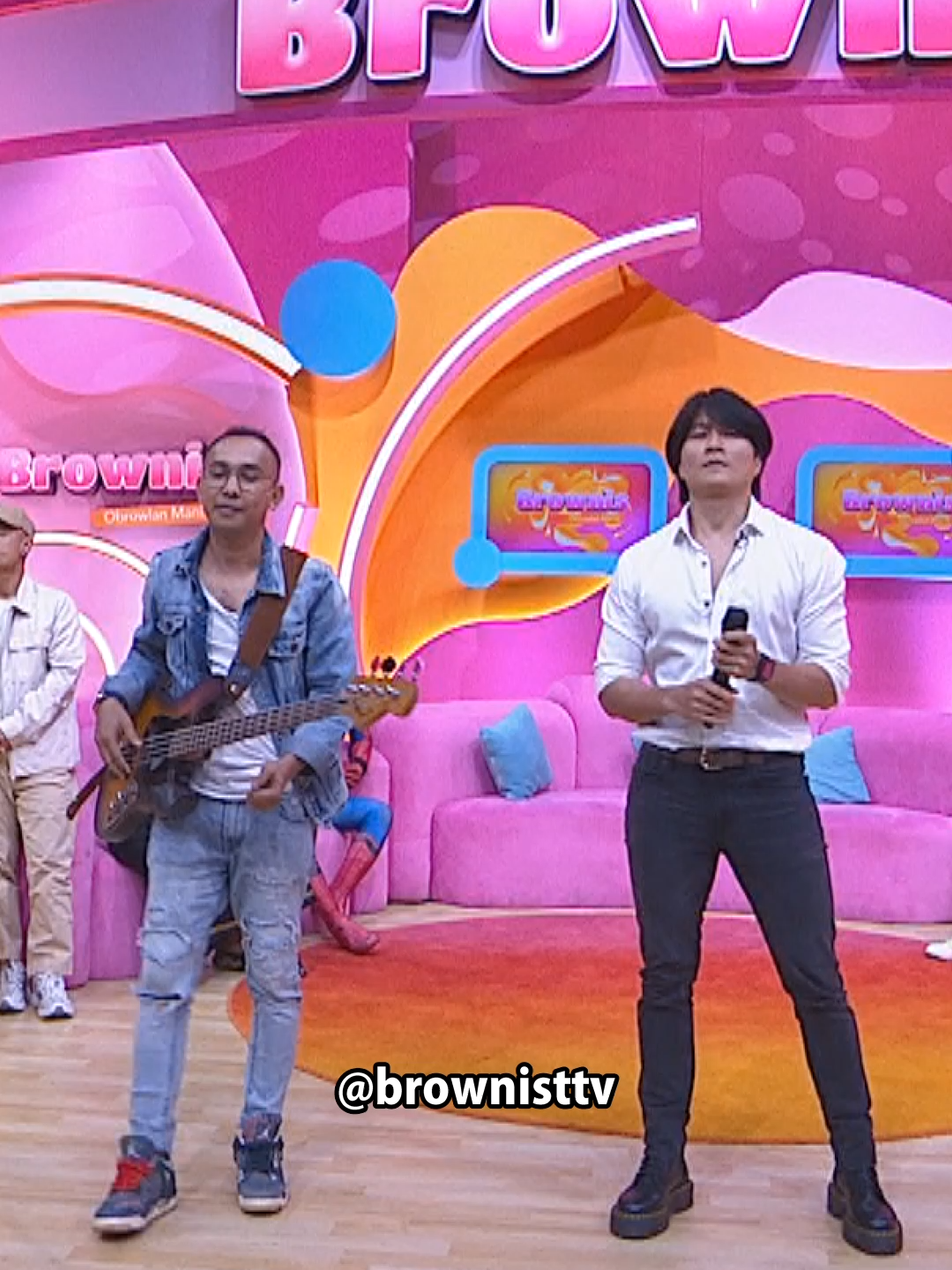 Siapa nih manis yang belum bisa Move On dari lagu Papinka Band yang berjudul 