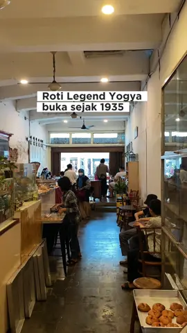 Ada tempat legendaris di Malioboro yang wajib kamu singgahi… ✨ Roti-rotian jadul Djoen Bakery bukan sekadar tempat ngopi, tapi mesin waktu rasa roti! Dari suasana klasiknya sampai cita rasa jadul yang bertahan puluhan tahun, semua bener-bener ngasih pengalaman yang beda. Buka dari jam 06.00 pagi sampai 00.00 malam, cocok buat yang cari sarapan jadul atau nongkrong santai sampai tengah malam 🤍 📍Jl. Margo Mulyo No.78, Ngupasan, Jogja #petakuliner #djoenbakery #kulinerjogja #rotijadul #malioboro #jogja 