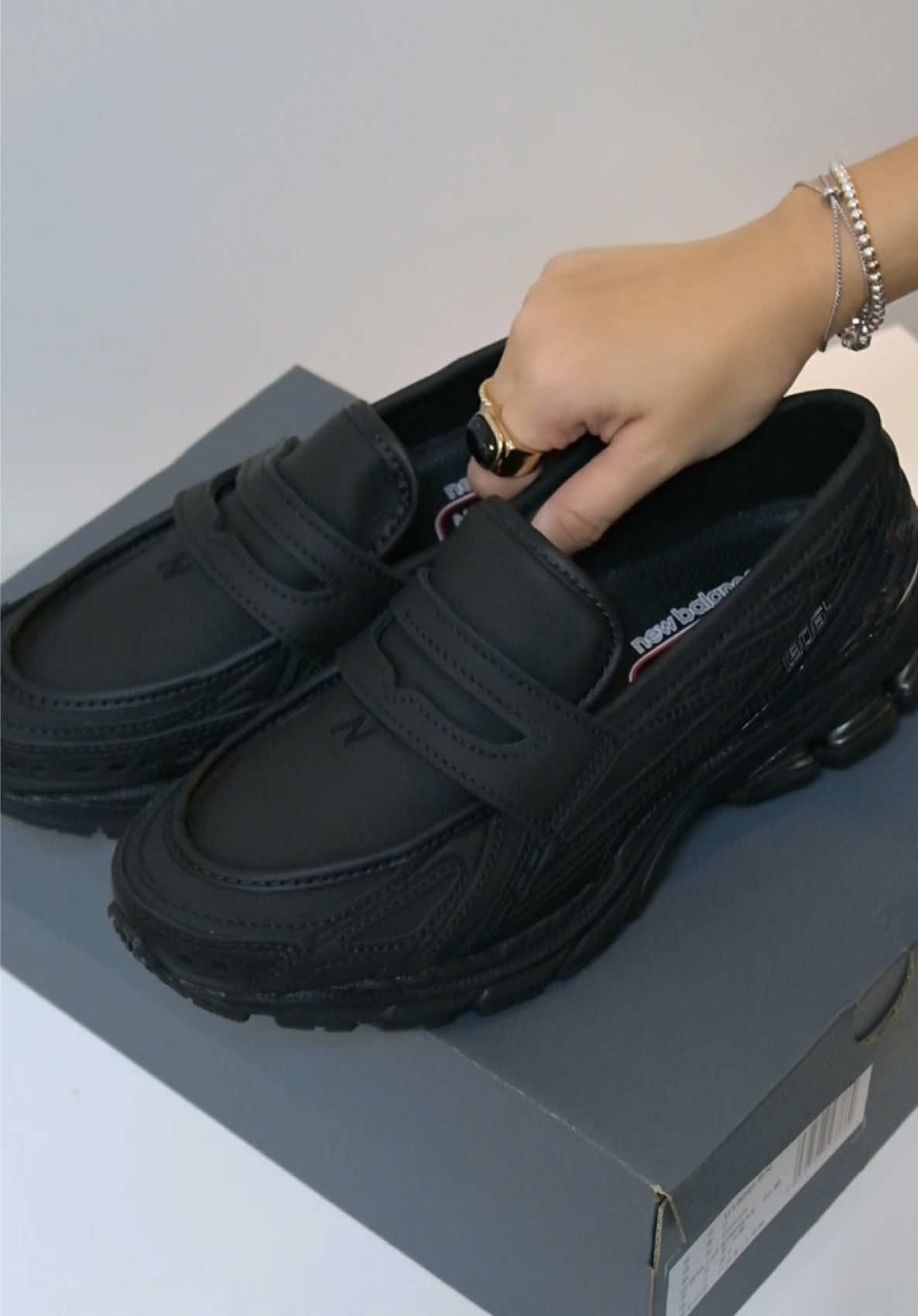 The New Balance 1906L “Black Leather” blends classic design with a modern edge — built for those who move with quiet confidence. 🖤  #newbalance #loafer #sneakerhead #newbalanceloafer #OOTD #outfitideas #recommendations #fyp #foryoupage #nb1906l 