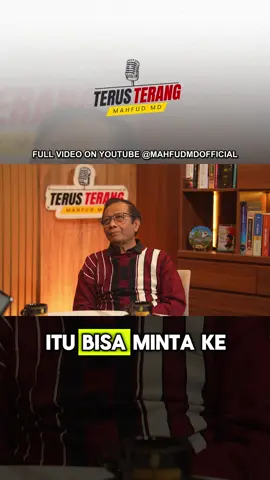 Raja minyak Riza Chalid akhirnya ditetapkan tersangka oleh Kejaksaan Agung dalam kasus korupsi Pertamina.  Terus Terang episode ini, Mahfud MD kedatangan tamu spesial, Sudirman Said, Menteri ESDM era Jokowi-JK yang membongkar kasus Papa Minta Saham dan mengusulkan pembubaran Petral, yang semuanya ditengarai melibatkan Reza Chalid. Jokowi berang, Sudirman akhirnya dipecat oleh Presiden.  Apa peran sentral Riza Chalid dalam praktik lancung tata kelola dan mafia migas saat itu? Adakah kaitannya dengan Jokowi? #mahfudmd #mahfud #terusterang #politik #demokrasi #hukum #koruptor 