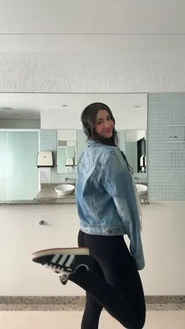 nada não só fazendo um fitcheck no banheiro do trabalho kkkk 