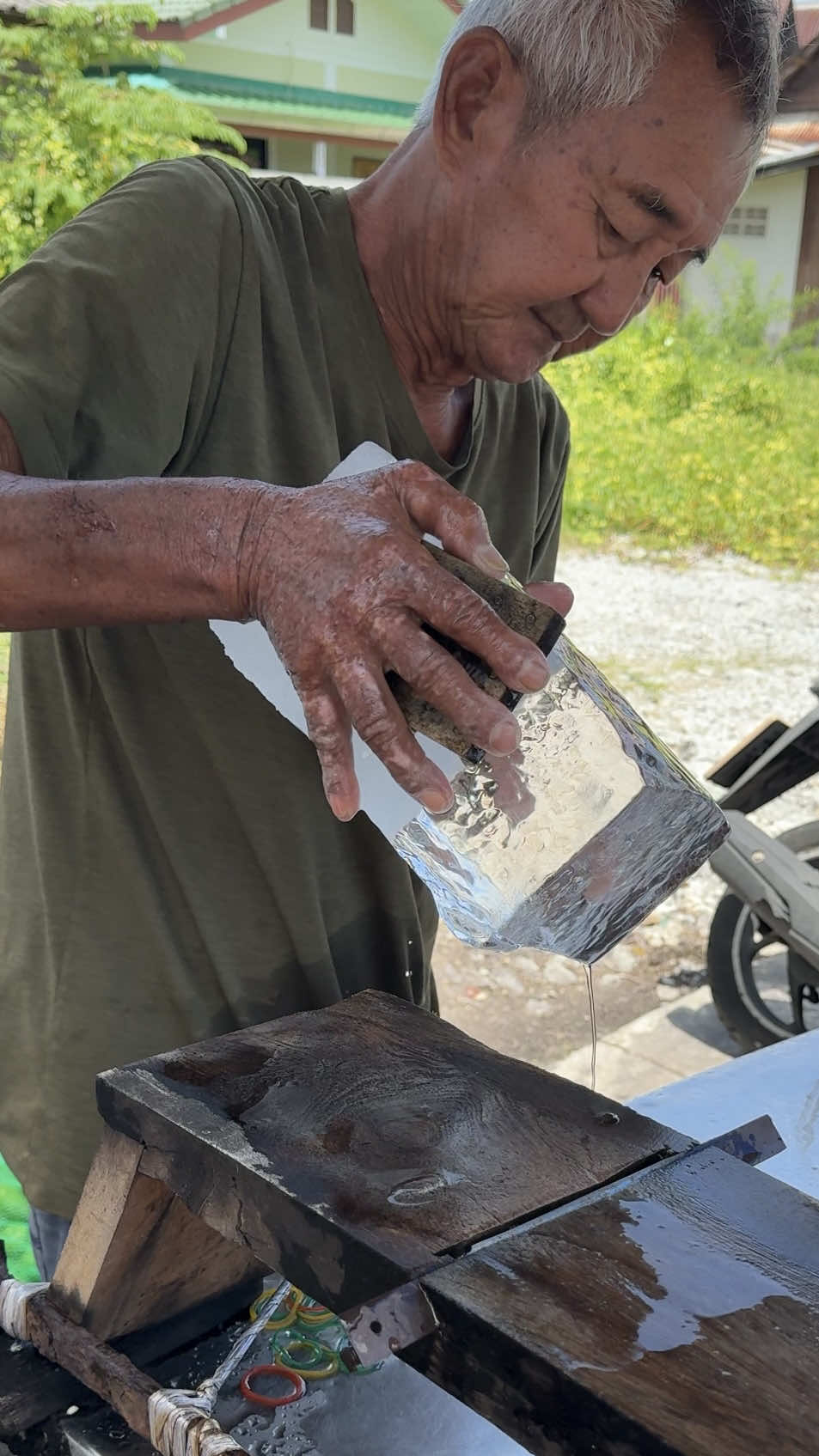 Hardworking Uncle Sells Fresh Lemonade 🔍 Business name  น้ำมะนาวคุณลุง สูตรโบราณ 📍Address Soi Tha Ruea Phli, Makham Yong, Chon Buri District, Chon Buri 20000, Thailand 💵 Price  35 Baht/$ 1 USD