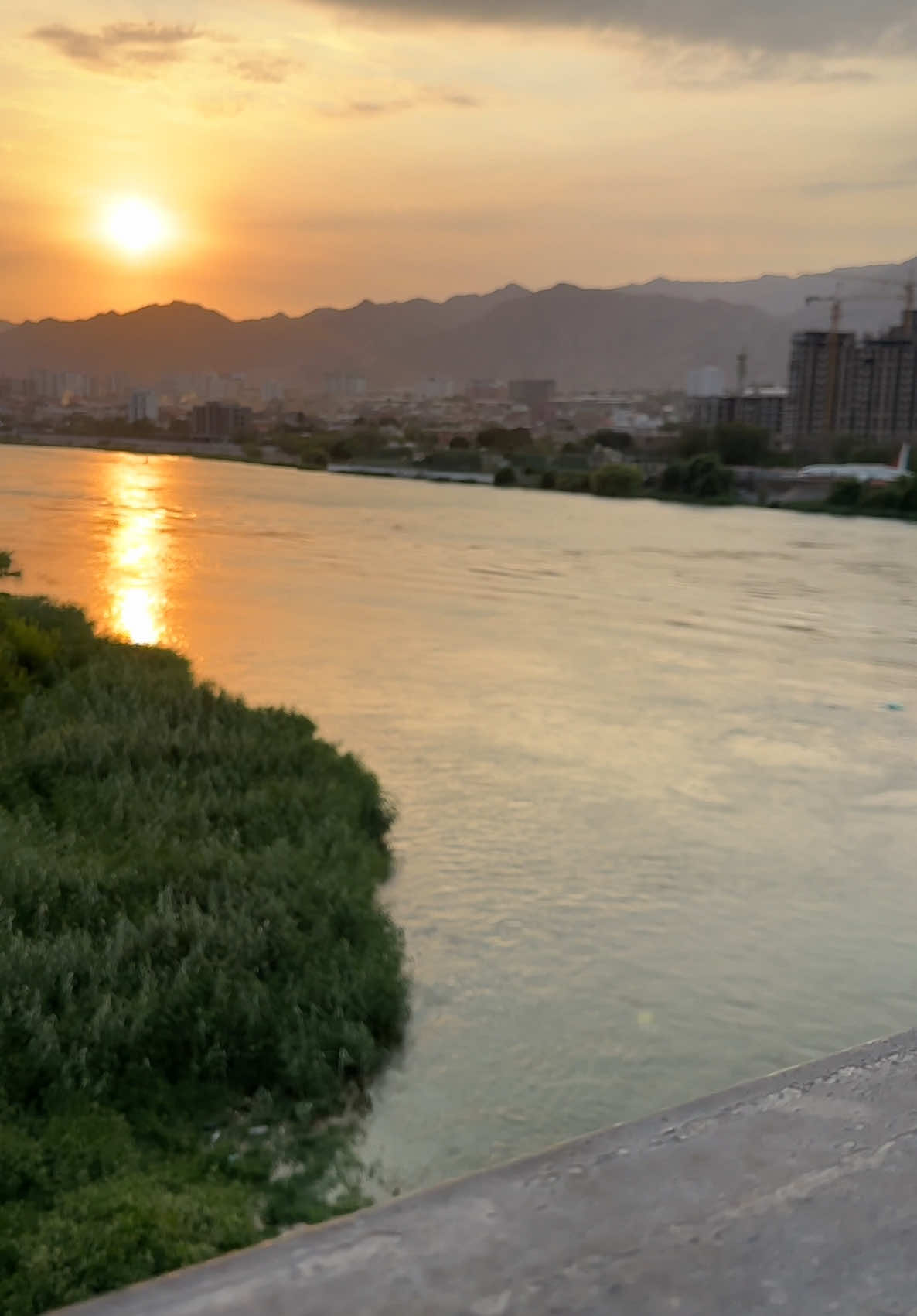 Как же красиво в Худжанде на закате 🌅 Спокойная река, теплый свет солнца, горы вдали… Иногда хочется просто остановиться и посмотреть, как день уходит. 😌 #худжанд #худжандсити #мойхуджанд #khujand #khujandcity #ilovekhujand #mykhujand #khujand_info