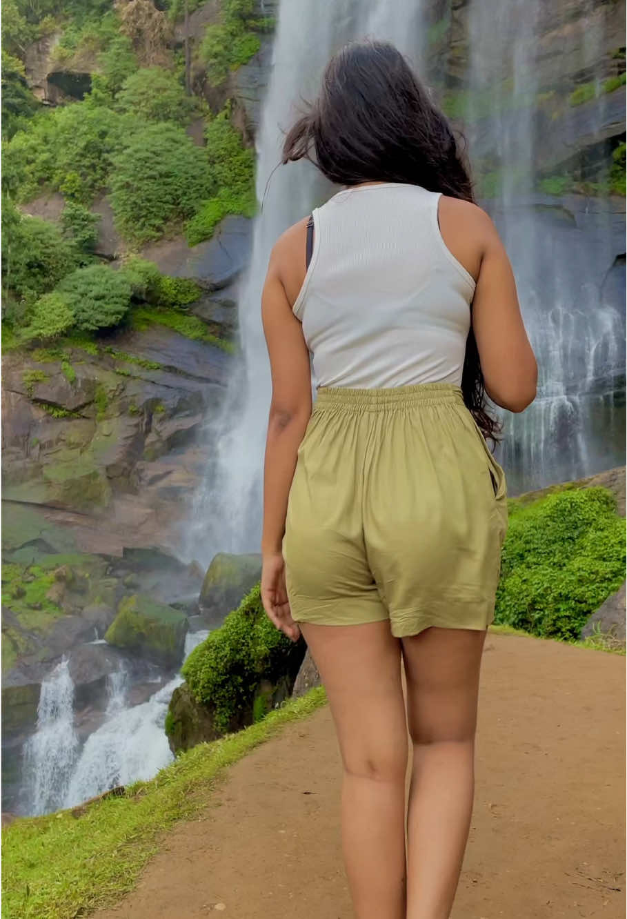 අතරමන් උනත් කමක් නෑ කියලා හිතෙන තැන් 🥹💚🍃 #bomburuella #bomburuwaterfall #naturelover #visitsrilanka #sltiktok #foryoupage #fypシ #new #trending 