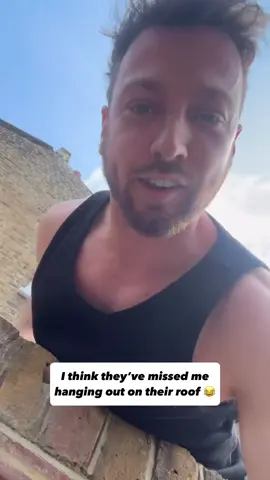 Imagine Sam just causally knocking on your roof 😂😂😂 Love their relationship sm 🥹❤️ #samthompson #louisethompson #Siblings #roof #cute #wholesome #family #neighbors #iconic #samandlouise #stayingrelevantpodcast #stayingrelevant #repost #share #foryou #viral #goviral 