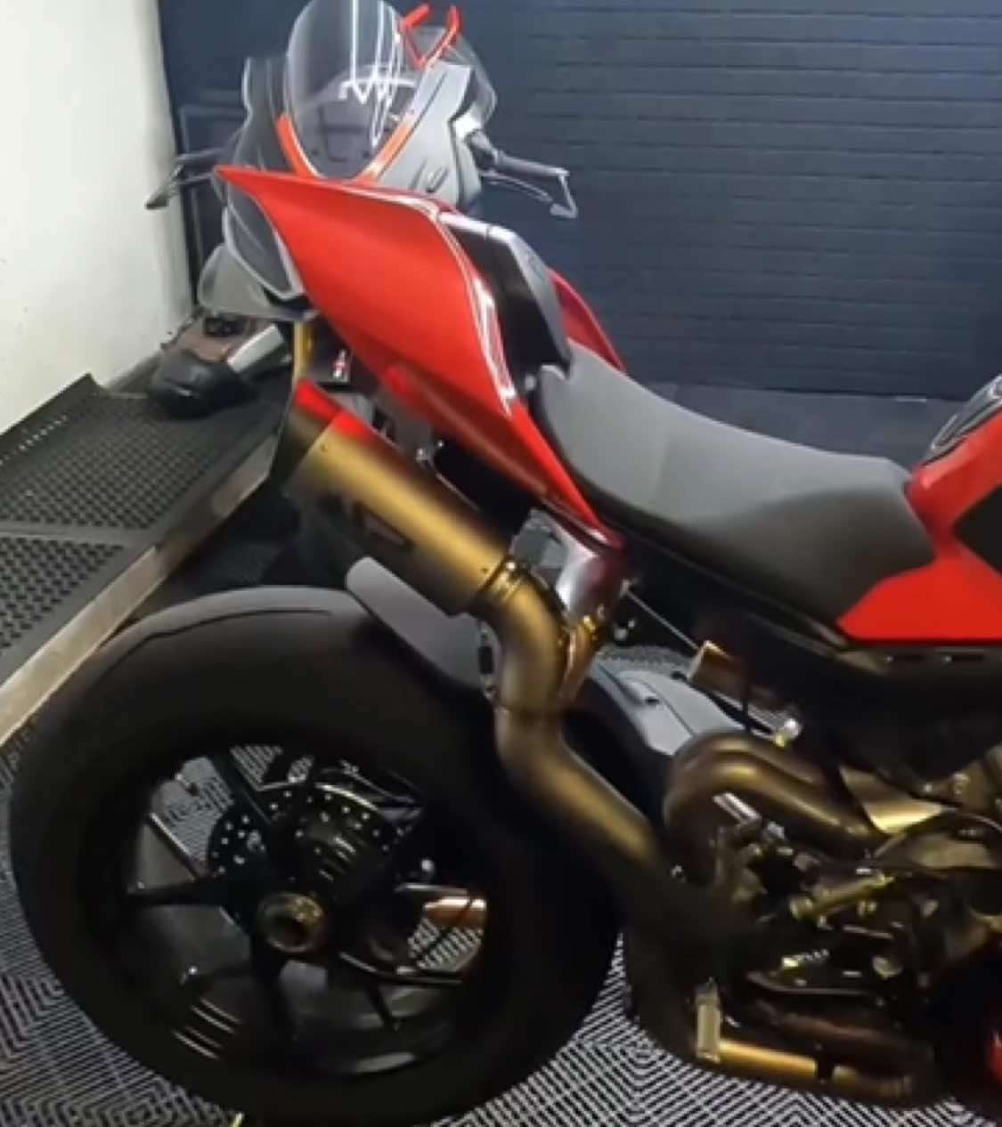 Installing the most aggressive exhaust ever on Ducati V4S #ducati #v4s #ducativ4 #sparkexhaust #foryou #bikelife 