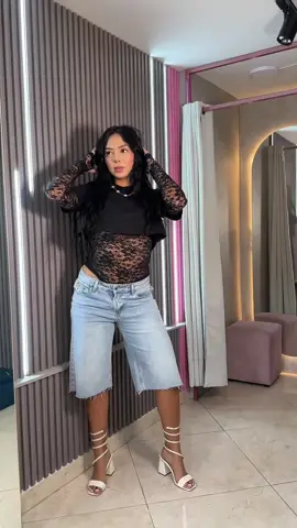 Una sola prenda, mil formas de robarse las miradas. 🖤🤍 Este body en encaje no es solo sexy… es ARTE. Úsalo con jean, falda, short o como tú quieras… porque cuando el flow es tuyo, TODO combina. ✨ ¿Negro o blanco? Comenta cuál es tu vibra 🫶 Disponible en tienda y ventas al por mayor 🛍️ 📱3176995418 Inst : @sarami_boutique 