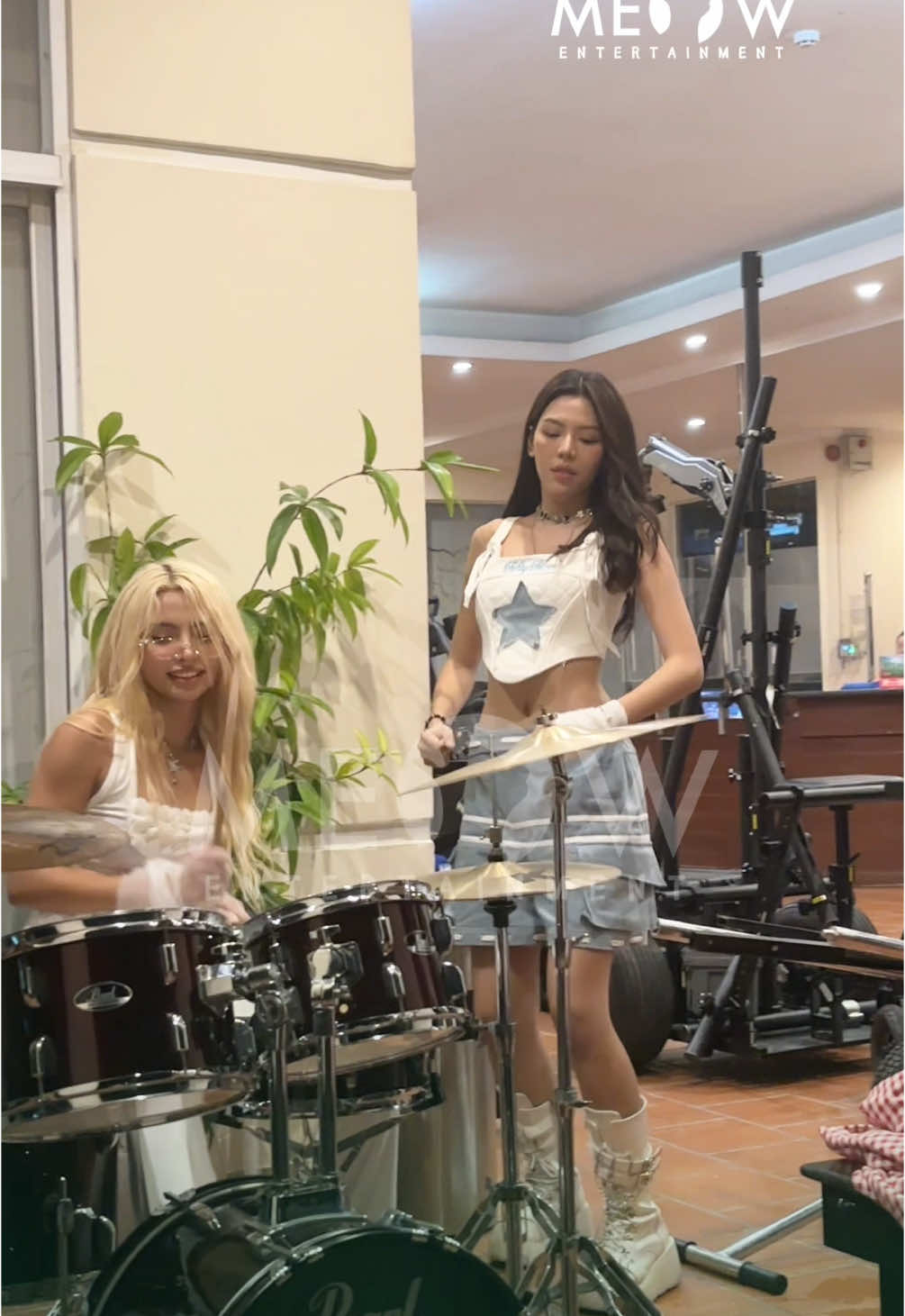 Maiquinn đã ồn, Muộii còn ồn hơn ở hậu trường quay MV của Ngô Lan Hương #MeowEntertainment #meownetwork #Tiktokgiaitri #NgoLanHuong #Camoncamon 