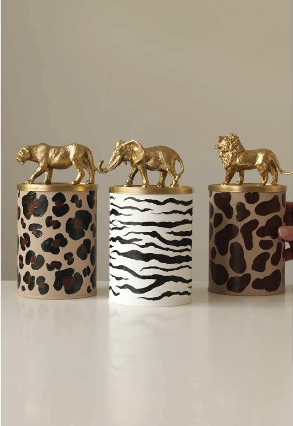 DIY | Баночки в стилі сафарі🦒🐆🦓 Фігурки тварин можна купити в магазині @Мережа магазинів «Щодня»  В них якраз зараз проходить акція «Знижкове Сафарі» - знижки до -60% з 09.07 по 23.07  👉🏼 подробиці дізнавайтесь у менеджера магазину #декордлядому #декордлядомукиїв #декорза0грн #декорсвоїмируками #homedecor #homedesign #ugcukraine #шукаємugc #ugcукраїна #контентукраїнською #контентукраїнською🇺🇦 #diyideas #diyproject #ugccommunity #ugc #інтерєрквартири #інтерєрдизайн