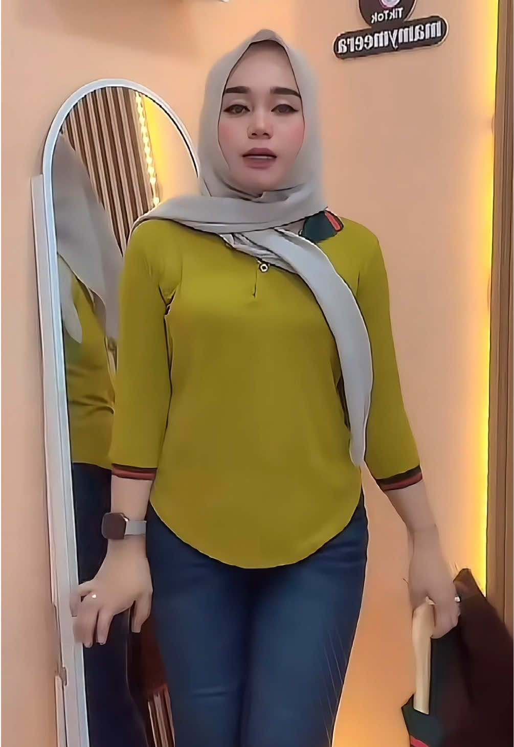 Azelie Atasan Kerah V Lengan Panjang Bawah Oval #atasanwanita #kaos #kaoskerah #kaospremium 