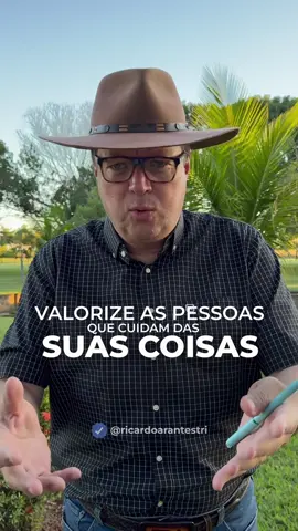 15 de julho – Dia do Pecuarista ⠀ O atual pecuarista entende que os resultados passam, antes de tudo, pela gestão de pessoas. ⠀ Neste Dia do Pecuarista, reconhecemos o protagonismo daqueles que, além de cuidar da terra e dos animais, estão construindo fazendas mais humanas, produtivas e preparadas para o futuro. Parabéns Pecuarista!!  #gestaodepessoas #agronegocio #pecuariabrasiloficial 