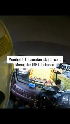 Unit damkar Membelah kemacetan Jakarta saat menuju ke TKP kebakaran  . . 📍Jl RS Fatmawati  . . #pemadamkebakaran #damkardki #damkar #damkarhits #indonesiafirefighter #damkarindonesia