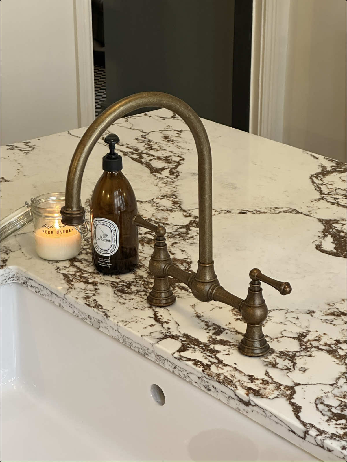 Here’s a little Arabescato Maron Quartz for you 🤍 A vibrant choice with amazing depth in natural light, and a softer, more relaxed feel under warm evening lighting. Perfect if you’re after a homely, welcoming vibe in your kitchen! ✨🏡 #ArabescatoMaron #QuartzWorktops #KitchenGoals #HomeInspo #CosyHome #quartzdesign #quartz #kitchendesign #kitchenrenovation #worktops #luxuryhomes #kitchengoals #homeshow #lightandspace #wowfactor #bold #homesweethome 