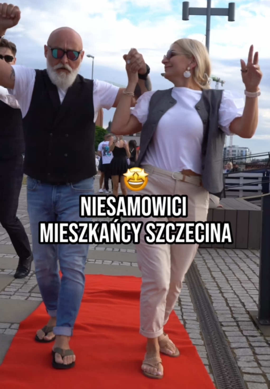 Oszałamiająca para na czerwonym dywanie w Polsce 🇵🇱✌🏽 #redcarpetboy #challenge #poland #szczecin #dc #fyp  Operator📷 : @olek.sios  Prezenter🕺🏻: me DJ 🎶: @LEADER Tik tok  