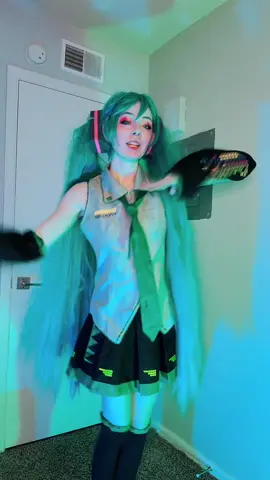 this wig was fighting me the whole time #miku #hatsunemikucosplay #hatsunemiku #vocaloid #vocaloidcosplay 