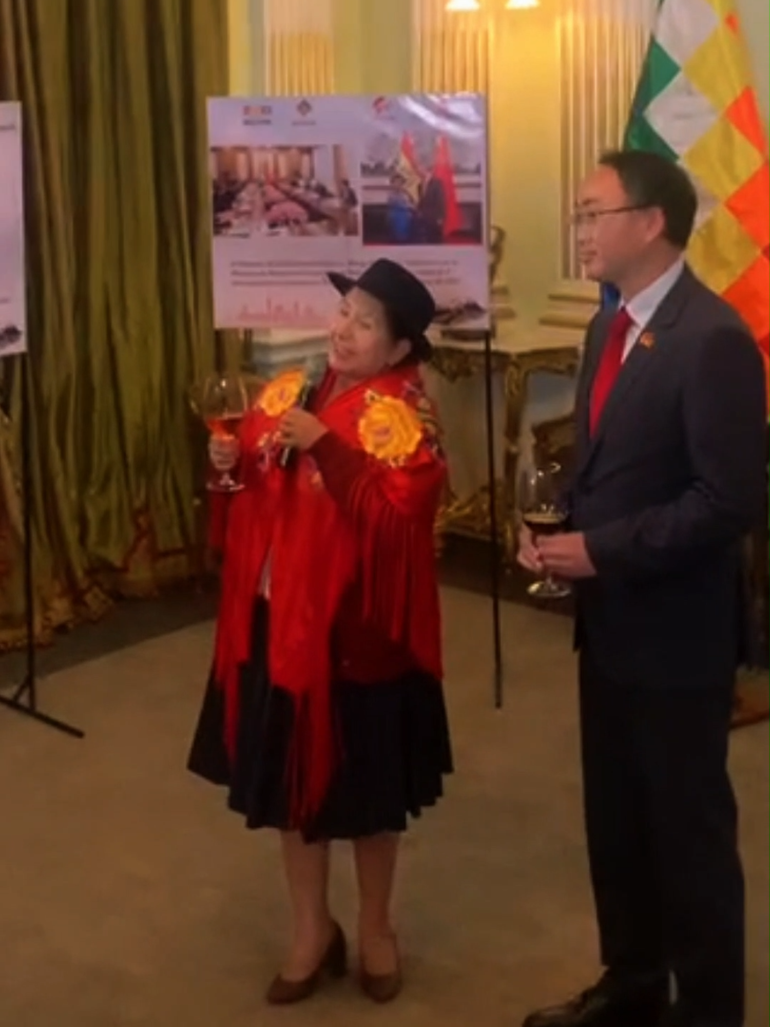 🎉 40 años de relaciones diplomáticas entre Bolivia y China 🇧🇴🇨🇳 Bolivia y la República Popular China celebran cuatro décadas de una relación sólida, marcada por la cooperación, el respeto mutuo y logros compartidos. Destacan avances en infraestructura, comercio, salud y el ingreso de Bolivia al BRICS. Socios estratégicos rumbo a una Comunidad de Futuro Compartido. #BoliviaChina40Años #DiplomaciaActiva #FuturoCompartido #RelacionesInternacionales