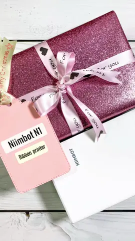 Introducing the  @NIIMBOT N1. 🤩 This printer not only prints labels but also ribbons! 🎀 How cool is that! It is really perfect to create more personalized gifts. You can find different colors of ribbons and you can also print in different colors. In the ribbon set you will find a ribbon roll, a cartridge and it is all you need to start to print.  🔗 Use the code “LIU15” to get 15% at the checkout in this printer and in the others Niimbot’s products. Link in my bio! ❤️ . . . . . . . . . #jounalspread #craft #journalwithme #artjournal #scrapbook #asmr #niimbot 