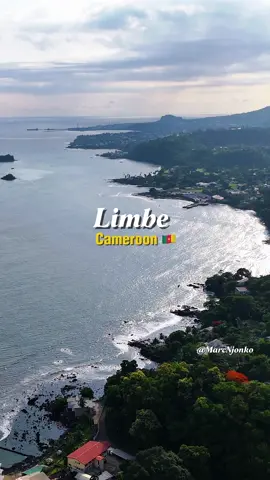 🇨🇲Limbe Part2: Limbe est une ville côtière située dans la région du Sud-Ouest du Cameroun, au bord de l'océan Atlantique. Fondée en 1858 par des missionnaires britanniques, elle fut longtemps connue sous le nom de Victoria. Limbe est réputée pour sa beauté naturelle, avec ses plages de sable noir d'origine volcanique, son climat tropical agréable, et sa végétation luxuriante.   Top travel Destinations.  #camerountiktok🇨🇲 #douala #limbe #southwest #fako #cameroun 