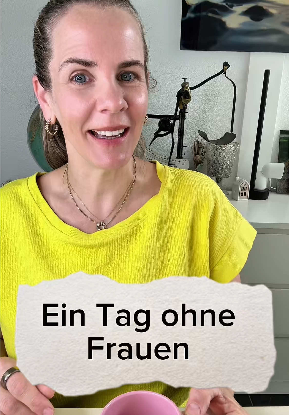 Was passiert, wenn Frauen sichtbar werden? Alles. Island hat’s vorgemacht: Gleichstellung ist kein Nice-to-have – sondern eine Frage der Struktur. Vielleicht wird’s auch bei uns Zeit. Für mehr Mut. Oder einen Streik. #Frauenstreik #EqualPay #EqualPension #4TageWoche #CareArbeitIstArbeit #Island #Feminismus #Gleichstellung #Familiengerechtigkeit #SozialeGerechtigkeit #MentalLoad #Rentenlücke #GenderGap #Systemwandel #KlartextMitLilly  