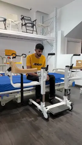 كرسي الحمام مع رافع كهربائي وريموت يعتبر أحد أفضل الخيارات لكبار السن. حيث يمكن فتحه بسهولة لنقل المريض من السرير إلى الحمام وأماكن أخرى،و تتوفر معه وسادة لوضعها تحت المريض والجلوس في أي مكان في المنزل. يسمح تصميمه المفتوح للمستخدمين بالدخول إلى الكرسي المتحرك بسهولة. مزود بجهاز تحكم عن بعد (ريموت كنترول) للتحكم في رفع وتنزيل الكرسي. اطلبه الآن من متجر قطاف الصحة واحصل على ضمان وشحن مجاني وتوصيل سريع. #كبارالسن #قطاف_الصحة #مستلزمات_طبية #جدة