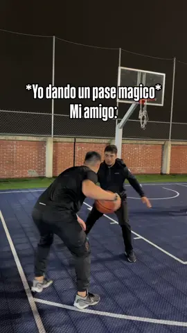 Etiqueta a tu amigo el menos malo 🤣🤣  #JugadasLocas #NBAPranks #basket #sigueme #BasketHumor #NBAClowns #comparte 