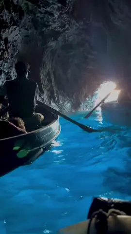 Não vou mentir, por um segundo achei que não sairia da Blue Grotto 😭 #travel #capri #viagem #italia #italy #funny #adventure #eurosummer #europe 