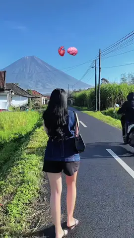 Pakek vest jeans di tempat yang cantik #fypシ゚viral #fypシ #lumajang #terassemerupagihari 