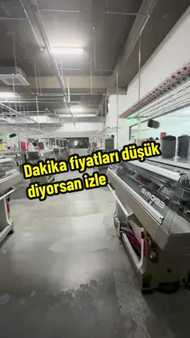 Evet kıymetli dostlar, Daha önce Türkiye’ye ilk kez Vezir Makina olarak getirdiğimiz 2016 model SVR 093 - 14 numara makinelerimizin devamı olan 30 adet 093 model makineler için, yoğun talep üzerine yeniden Tayvan’a geldik. Kesintisiz uçuşla 13 saat süren bu yolculuk, açıkçası bizim için kolay olmadı. Tayvan çok sıcak, yemeklerine de hâlâ tam alışabilmiş değiliz. Ama buraya geliş amacımız belli: Sizlere en hızlı ve en verimli triko makinelerini ulaştırmak! Şu anda arkamda gördüğünüz bu makinelerin yüklemesini birkaç gün içerisinde gerçekleştireceğiz. İnşallah Eylül 2025’te makinelerimiz İstanbul’da olacak. Peki, bu SVR 093’lerin farkı ne? 🔧 SSR modelinin 110 dakikada çıkardığı işi, bu makineler sadece 60 dakikada tamamlıyor. Yani bu makineyle hem zaman kazanıyorsunuz hem de verimi artırıyorsunuz. Düz örgü demek, triko demek, zamanla yarışmak demek! Bu makinelerimize talip olacak tüm değerli müşterilerimize şimdiden hayırlı olsun diyoruz. Vezir Makina’yı takip etmeye devam edin, çünkü biz hep daha iyisini getirmek için yoldayız!   #VezirMakina #SVR093 #ShimaSeiki #TrikoMakinası #DüzÖrgü #TayvanSevkiyat #TekstilMakinası #İpliktenGeleceğe #Makineİthalatı #İstanbulEylül2025 #HızlıÜretim #YüksekVerim #TekstilSanayi #TürkiyeTayvanTicaret #093Model #fyp #keşfet #viral #trend #tiktokturkiye