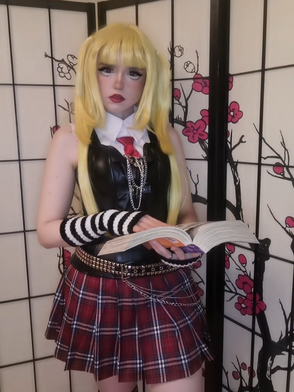 Lese kein Yaoi deswegen (hätte vllt eher zum Sound gepasst, aber passt doch irgendwie 😂🔊) // Insta: mezu_cosplay ❤️ mezu_cosplay #mezucosplay #misaamane #misacosplay #deathnote #deathnotecosplay #cosplay #cosplaymakeup #cosplaygirl #germancosplaygirl #deathnote #cosplaygirl #germancosplaygirl 