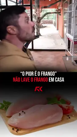 A verdade é que o frango, apesar de ser uma das proteínas mais consumidas do mundo, é também a carne com maior risco de contaminação bacteriana, principalmente por salmonella e campylobacter. Isso não é achismo — é dado de vigilância sanitária. Por isso, existe uma recomendação muito clara: NÃO lave o frango cru em casa. Ao lavar, a água espalha as bactérias por toda a pia, bancada, utensílios e até alimentos próximos — criando uma contaminação cruzada invisível, mas extremamente perigosa. O que elimina essas bactérias é o cozimento adequado, não a água da torneira. #Dieta #cariani