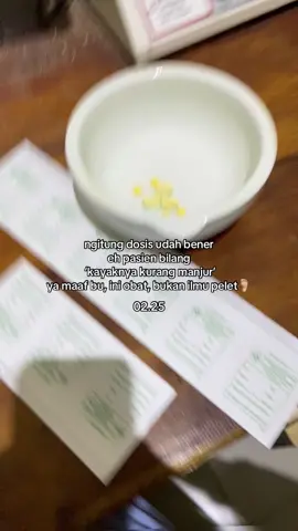 resep masuk jam 02. 30, pasien rewel, dokter gak bisa dihubungi, kalkulator mati yaudah kita pasrahkan pada Tuhan ga yah becandaaaaa😭😭🫵🏻 #dinasmalam #fypage #fyp #apotekgenz #fypシ 