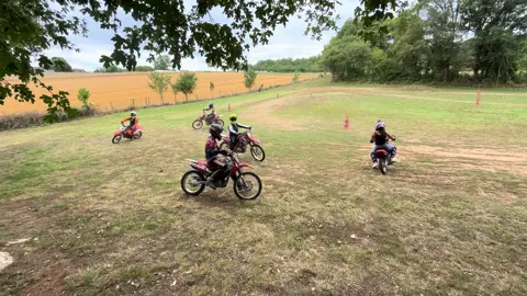 ✔️ Aujourd’hui, en séance motothérapie, il y a eu de la magie… La magie est  « un Effet qui semble surnaturel, irrationnel, par la force, l'intensité du sentiment, du plaisir, de la satisfaction qu'il procure… » ✔️À demain pour une séance, art thérapie avec de l’argile, en pleine séance motothérapie avec l’intervention de Cathy, Goursat Art  thérapeute 