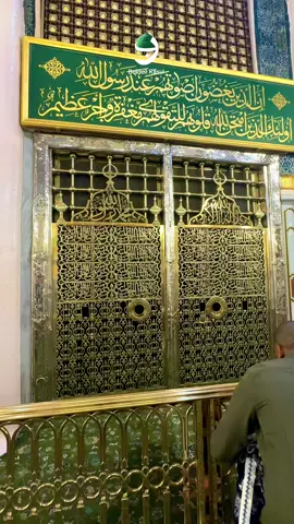 Belde-i Rasul’de Gönül Bırakmak🥹 Yeşil Kubbe’nin gölgesi yüreğime düşeli çok oldu. Oraya bakınca sadece bir kubbe görmüyor insan; Bir vefa yurdu, bir rahmet kapısı, bir özlem denizi görüyor. Orada O var O ki, ümmeti için geceleri gözyaşı döken, O ki, “Ümmetim… ümmetim…” diyerek canını teslim eden. Mescid-i Nebevî’nin taşları hâlâ o mübarek ayak izlerini saklar. Rüzgârları hâlâ O’nun kokusunu taşır. Ve her gelen kalbini burada bırakır, Her giden, özlemle yanar, “Bir daha ne zaman dönerim bu kutlu şehre?” diye Ey gönlü Rasul sevdasıyla tutuşan! Sen de çağrılısın o kapıya O seni bekliyor, senin selâmını işitmek istiyor. Bir ezanla yüreğini titretecek, Bir secdeyle gözyaşını kucaklayacak bu belde🥺 Gel Çünkü Medine’ye gelen pişman olmaz. Çünkü burada atılan her adım, bir vuslata daha yakındır. Ve çünkü burada dua, bambaşka kabul olur. #madinah #medine 