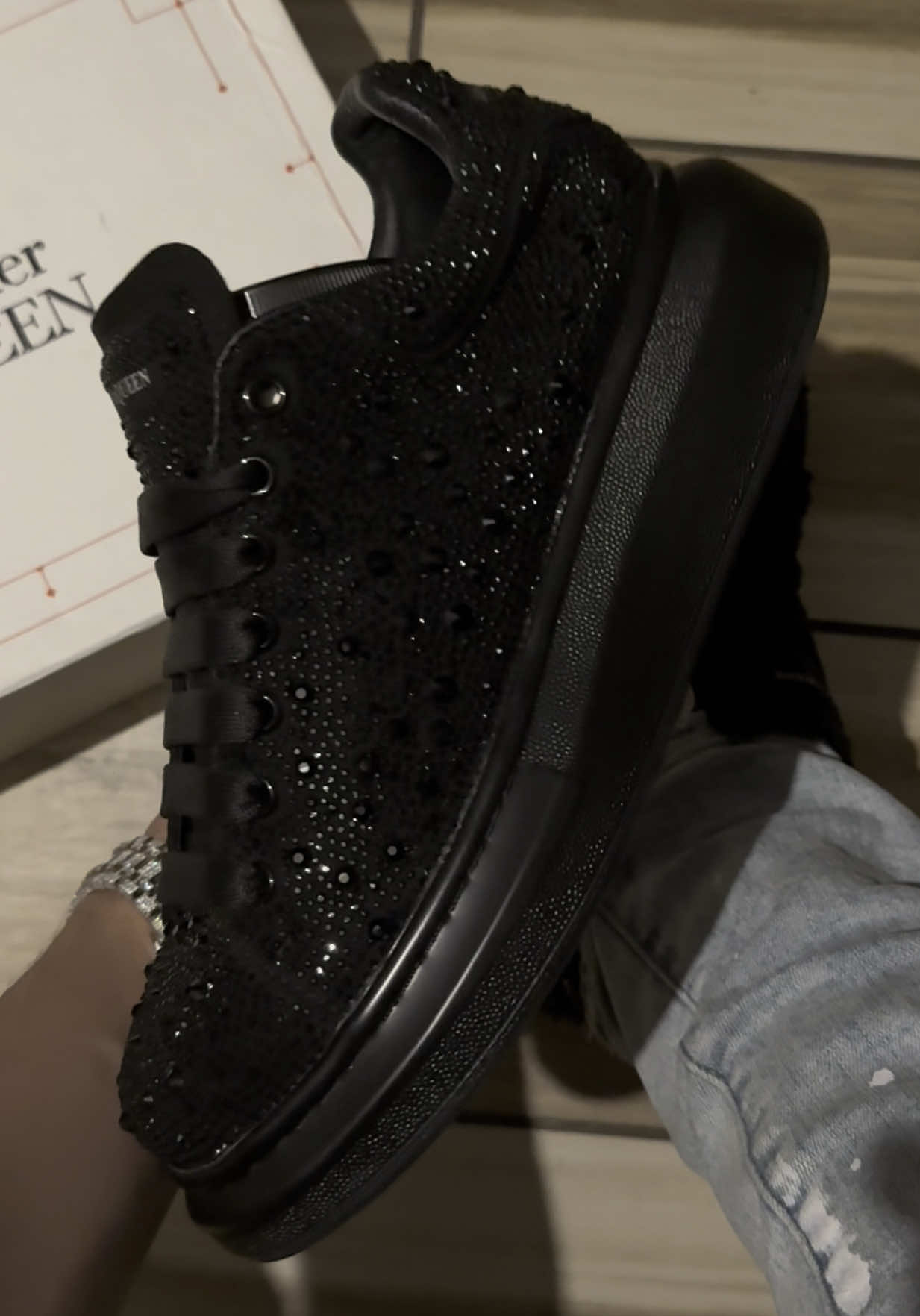 Alexander McQueen 😍 #viral #fyp #luxury #legit #sneakers #designer #explore #blowthisup #trending #explorepage #luxuryshoes #alucines📿🧿🙈  #alexandermcqueen