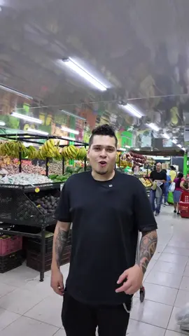 Hoy en Recorriendo Itagüí pasamos a conocer una revueltería en El Guayabo, y nos llevamos una gran alegría grabando este video para todos ustedes. ¡Fue una experiencia muy divertida! Esperamos que les guste y que se animen a pasar por Maxifrutas, ubicada en la carrera 52a #70-25, justo al lado de la iglesia de El Guayabo. Ya saben que todos sus productos son frescos, ¡de la granja a la mesa! Apoyemos lo local y sigamos recorriendo juntos cada rincón de nuestra hermosa Itagüí.