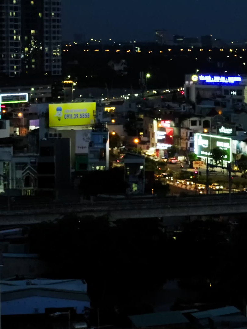 Giữa những tháng năm vội vã, ta giam mình giữa những con phố và những ký ức.... #Love #chill