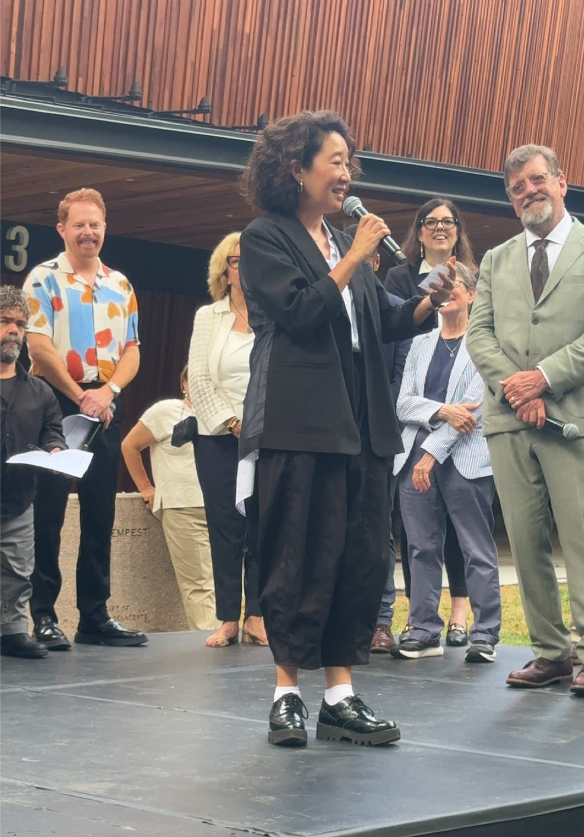 The queen is here! Sandra Oh has graced Central Park with a soliloquy from As You Like It. @The Public Theater #sandraoh #greysanatomy #cristinayang #delacortetheater #shakespeare #shakespearetiktok #shakespeareinthepark #broadway #theatre #theatretok #centralpark 