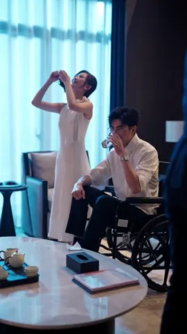 A powerful CEO survives a deadly plot but loses her memory. Now, with her mind clouded and acting like a simpleton, she is rescued by a man who has no idea of her true identity. To him, she’s just an ordinary, silly girl. #shorts #drama #Topshort 