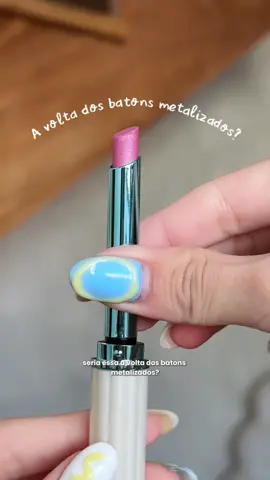 A volta dos batons cintilantes!  A City Girls lançou três tons lindos da linha Mermaid Dreams que eu testei por aqui. A embalagem é um charme, com temática de sereia, e a fórmula tem textura confortável, boa fixação e um cheirinho maravilhoso de limão. Ah, no site da marca, compras a partir de R$50 ganham brinde exclusivo. E o frete é grátis a partir de R$120 para o Sul e Sudeste, ou acima de R$200 nas demais regiões. -PUBLICIDADE #citygirls #citygirlsmaquiagem 
