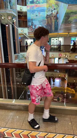 this trend is soo😂🤷🏻‍♂️ #fypシ #viral #4u #carnivalcruise #fsdabender #viralvideo #trending #chi_dlo 