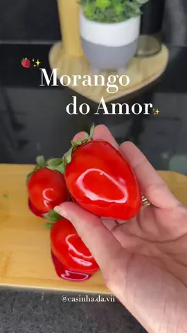 Morango do amor 🍓✨ 1 leite condensado  1 creme de leite 3 colheres de leite em pó  Calda: 2 e 1/2 xícaras de açúcar  1 e 1/2 de água  1 colheres de vinagre de álcool  Corante  Mistura tudo antes de levar para o fogo, depois não mexe mais.      #receitafacil #morango #morangodoamor 