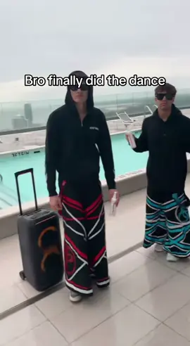 #dylanlatham #seadad #dylan#dance#dancewiththepants #sunglasses #cool#viral #fyp #dylanedit #thedance #baggypants#baggyjeans #funny 