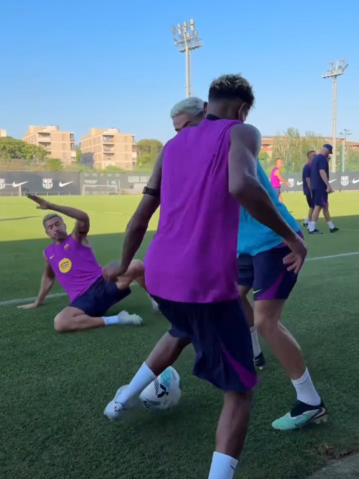 Yamal driblando Lewandowski e Gavi nos treinos. 😂 É difícil de parar! 🎥: Barcelona #TikTokEsportes #SportsNews #Barcelona #Gavi #Yamal #Lewandowski